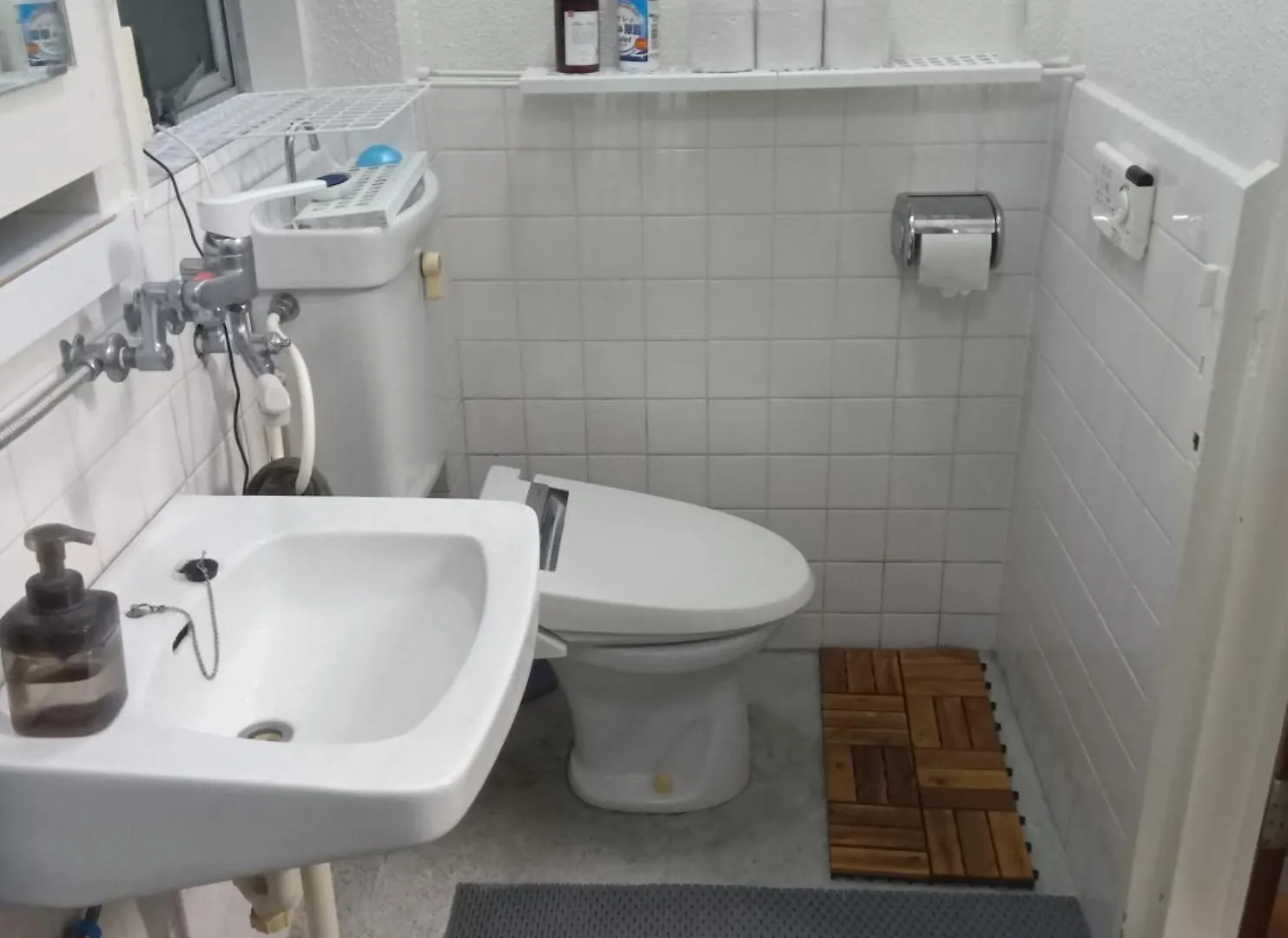 駅から徒歩4分/ビル3階全体/広い部屋/広い屋上/和室/レインボーブリッジ/お台場 東京都 アパート