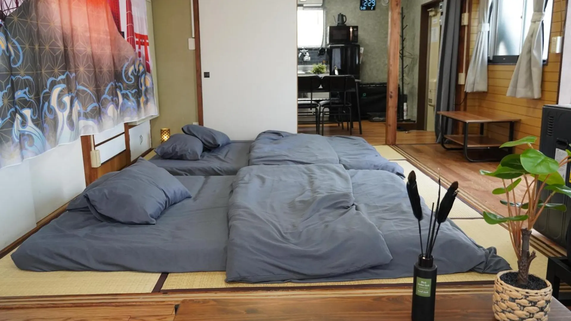 駅から徒歩4分/ビル3階全体/広い部屋/広い屋上/和室/レインボーブリッジ/お台場 Tokyo Apartment